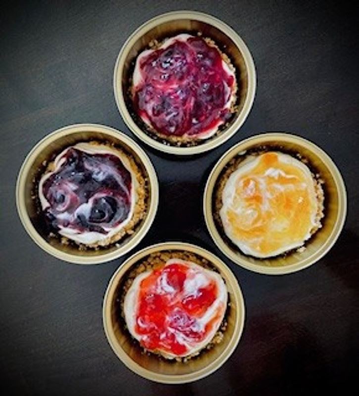 Mini cheesecakes with fruit preserves