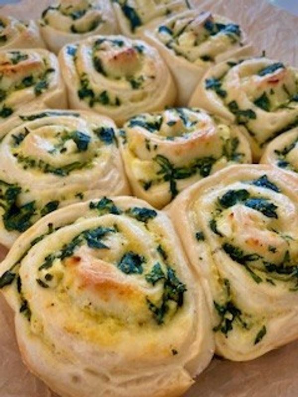 Spinach garlic and cheese rolls