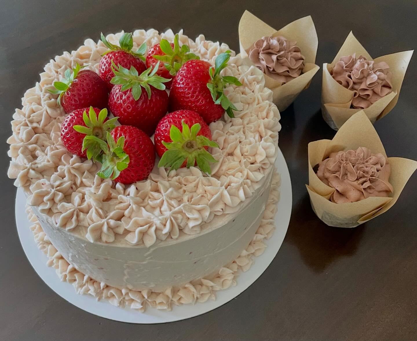 Strawberry vanilla cake with fresh strawberries
